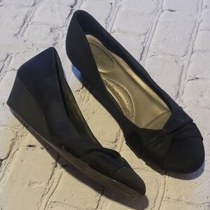 Bandolino B-Flexible Black Small Wedge Sz 9 EUC